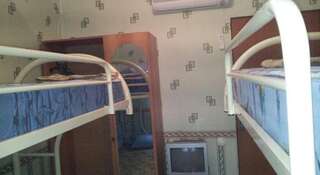 Гостевой дом Adriatika Inn Джубга Четырехместный номер эконом-класса с общей ванной комнатой-1